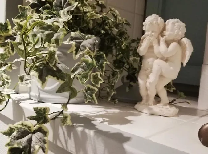 Au 13 Du Faubourg De France A Bouillon, Un Cocon Plein De Charme بوالون