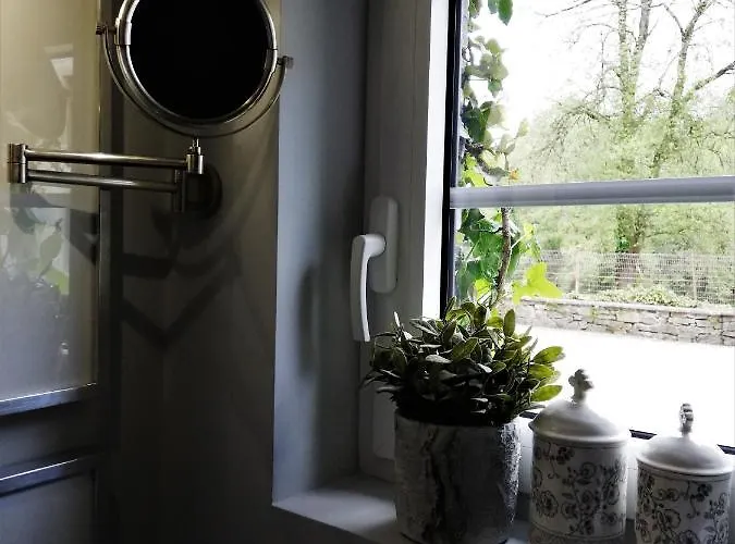 Au 13 Du Faubourg De France A Bouillon, Un Cocon Plein De Charme بوالون