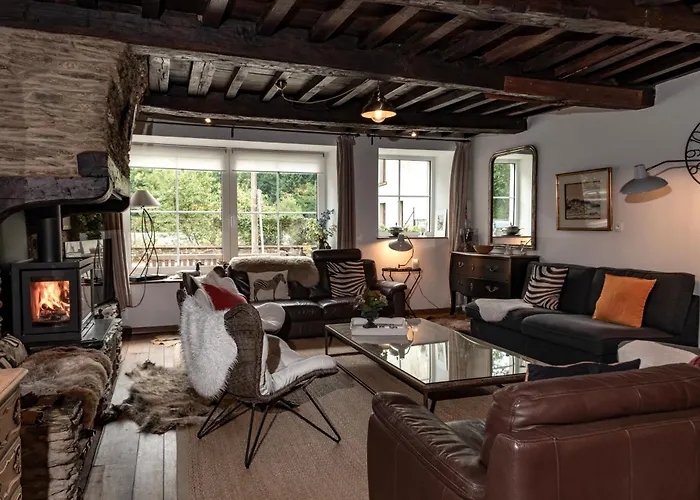 Au 13 Du Faubourg De France A Bouillon, Un Cocon Plein De Charme بوالون