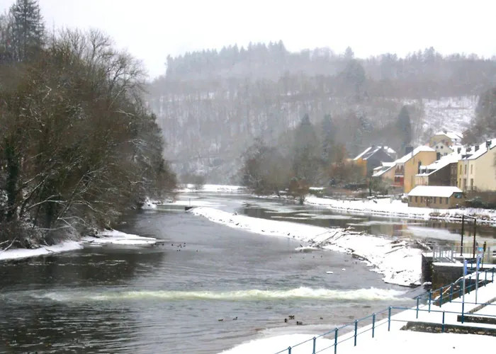 Au 13 Du Faubourg De France A Bouillon, Un Cocon Plein De Charme بوالون